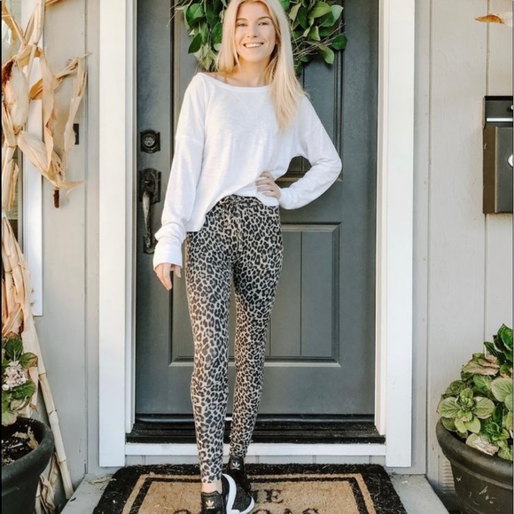 CAbi Pivot Joggers - Picture 2 of 10